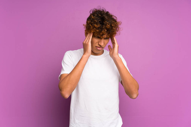 Fiatal afro-amerikai férfi több mint elszigetelt lila fal fejfájás - Fotó, kép