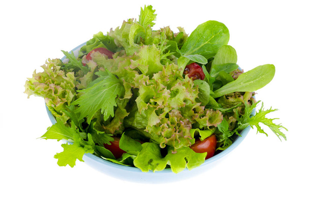 Свежий сочный салат с помидорами, концепция здорового образа жизни, концепция потери веса
. - Фото, изображение