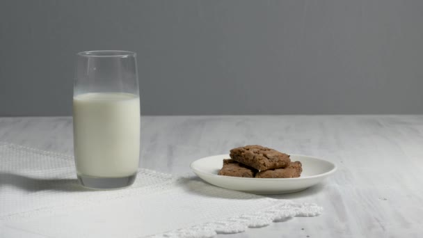木製テーブルの自家製ケーキチョコレートブラウニーとミルク - 映像、動画