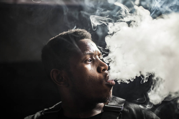 Afro homem fumaça
 - Foto, Imagem