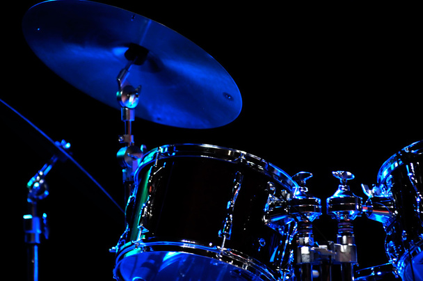 Kit de tambor no palco
 - Foto, Imagem