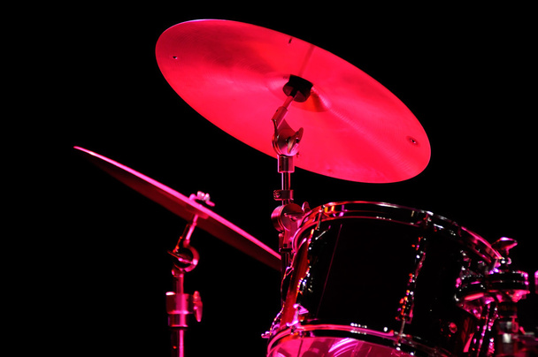 Kit de tambor en el escenario
 - Foto, Imagen