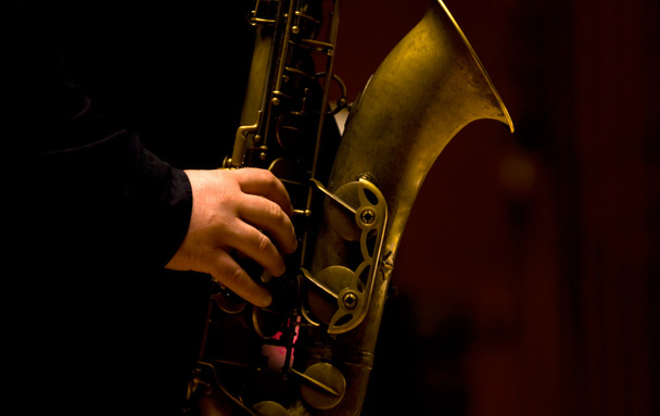 Mann spielt Saxofon - Foto, Bild