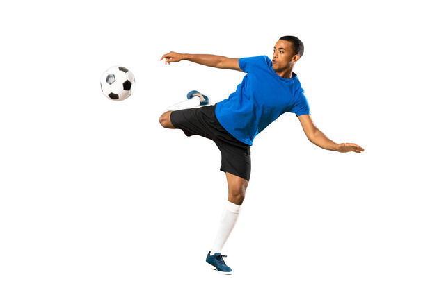 Полнометражный снимок афроамериканского футболиста на белом фоне
 - Фото, изображение