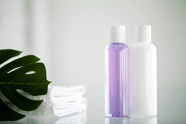 Artículos de ducha. Composición de productos cosméticos de tratamiento de spa
 - Foto, imagen