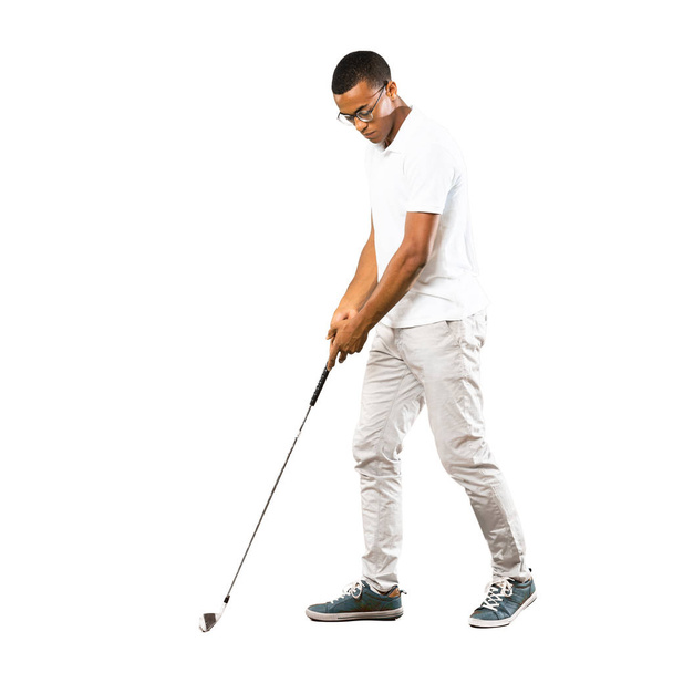 Повнокупольний постріл афро американський гравець гольфіста людина над ізольованим білим фоном - Фото, зображення