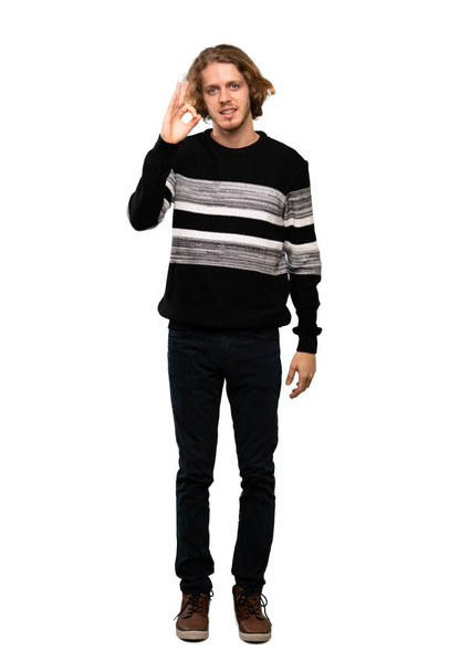 Tiro de comprimento total de homem loiro mostrando sinal ok com os dedos sobre fundo branco isolado
 - Foto, Imagem