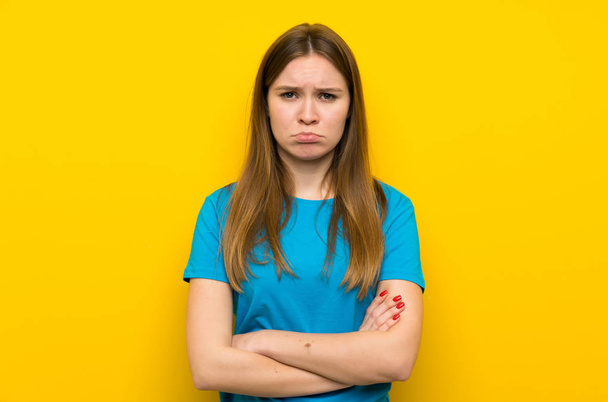 junge Frau mit blauem Hemd traurig - Foto, Bild