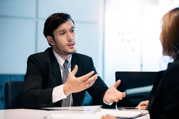 üzletember és üzletasszony megbeszélése dokumentumok állásinterjúra hivatalban - Fotó, kép