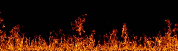 Primer plano de llamas de fuego sobre fondo negro
 - Foto, Imagen