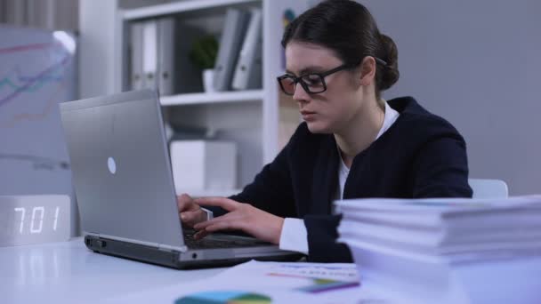Female office employee feeling unhappy about workload, having no time for rest - Imágenes, Vídeo
