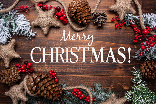 Vánoční dekorace na hnědém dřevě pozadí s kopírovacím prostorem. Šišky, věnce, bobule a borové větve - Fotografie, Obrázek