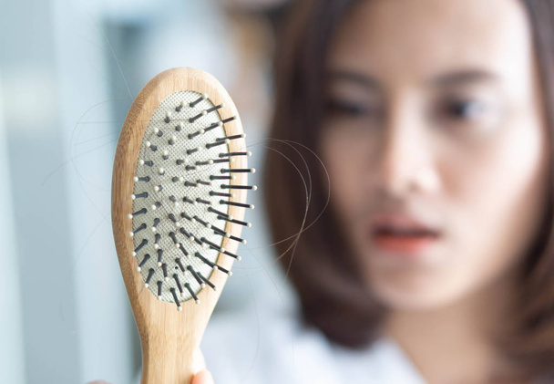 Frau hält Kamm mit schwerem Haarausfall für Heilung - Foto, Bild