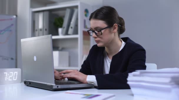 Businesswoman typing on laptop and suffering headache as result of workload - Imágenes, Vídeo