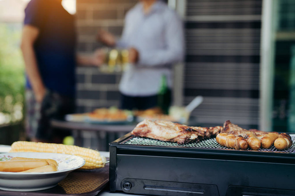 Close up grill met vlees en worst klaar voor socialiseren celeb - Foto, afbeelding