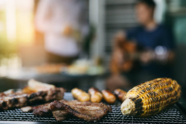 Közelről Grillezett húsok és a különböző élelmiszerek a grill és megünnepelni - Fotó, kép