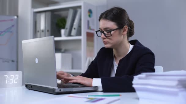 Δυστυχισμένη γραμματέας δακτυλογραφεί στο φορητό υπολογιστή και κλείνοντας το σε απογοήτευση, δυσλειτουργία - Πλάνα, βίντεο