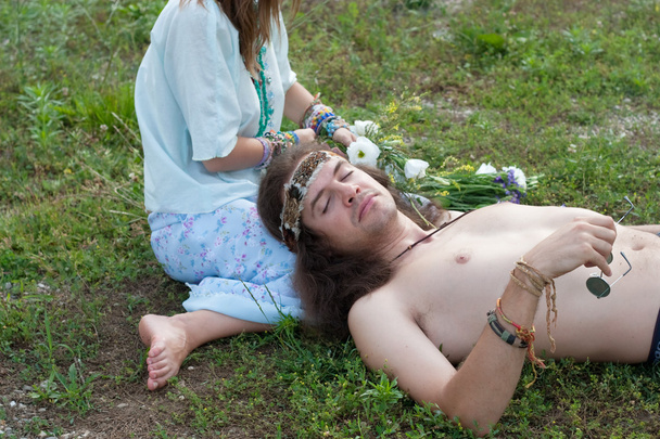 pareja hippie, hombres duermen
 - Foto, Imagen