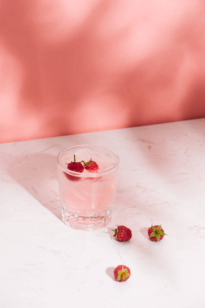 Summer juice with fresh raspberries in a glass on a light background - Foto, Imagem