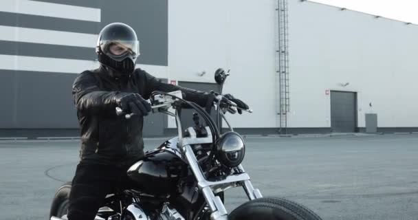 Motorradlenker kam in die Garage, hielt an und nahm seinen Helm ab. - Filmmaterial, Video