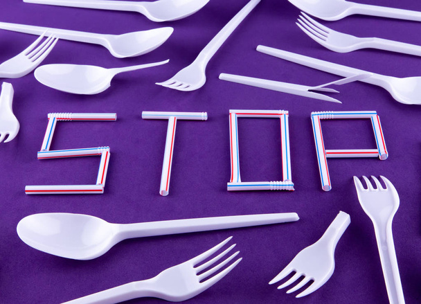 Slovo stop vyrobené z plastových trubek na purpurovém pozadí s  - Fotografie, Obrázek