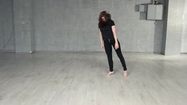 Szczupła dziewczyna tańczy nowoczesny taniec. - Materiał filmowy, wideo
