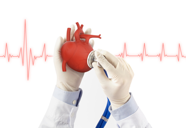врач держит сердце слушает пульс сердца, кардиологические симптомы, 3D концепция
 - Фото, изображение