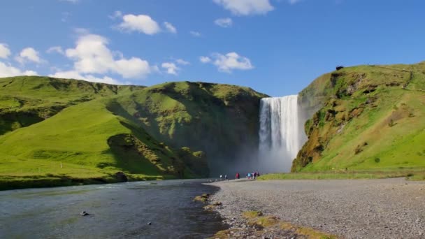 Skgafoss-waterval in IJsland. IJslands landschap in de lente zon licht. - Video