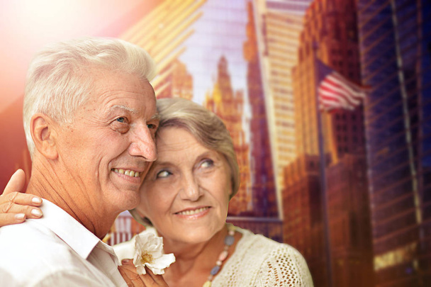Szczęśliwa Starsza para przytulanie się z Nowym Jorku panoramę miasta  - Zdjęcie, obraz