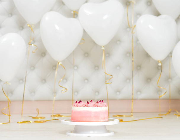 Birthday cake and hear shaped balloons  - Foto, Imagen