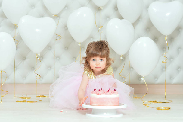 Cute  baby girl  with birthday cake  - Foto, Imagen