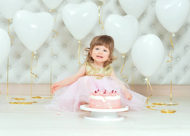 baby girl  with cake on her  birthday - Foto, afbeelding