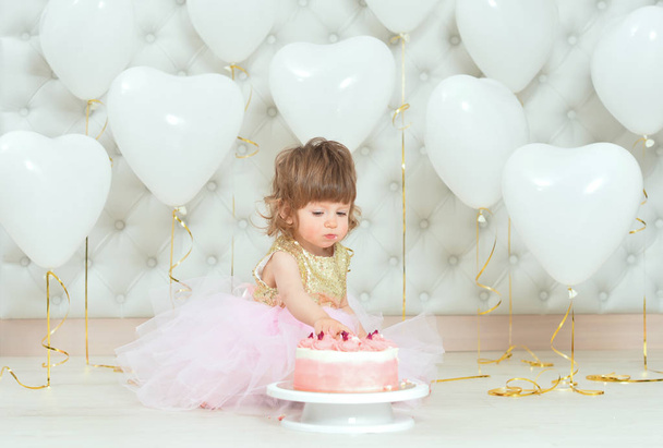 baby girl  with cake on her  birthday - Foto, Imagem