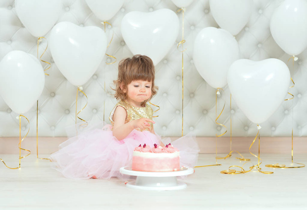 baby girl  with cake on her  birthday - Fotoğraf, Görsel