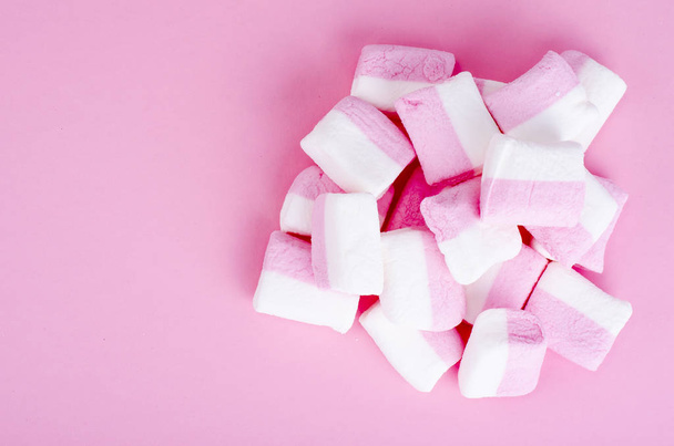 Kolorowy Marshmallow na jasnym tle. Puszysty marshmallows tekstury i wzór - Zdjęcie, obraz