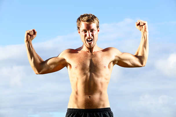 Strength - strong aggressive fitness man flexing - Zdjęcie, obraz