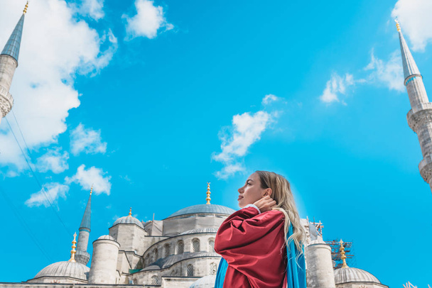 Belle fille pose devant la mosquée
 - Photo, image