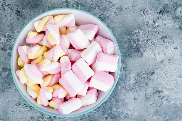 Colorful marshmallow on bright  background. Fluffy marshmallows texture and pattern - Photo, Image