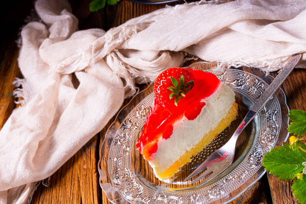 delicious strawberry cream cheese pie with biscuit base - Foto, Imagem