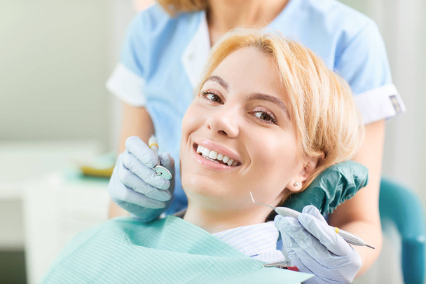 Dentista verifica os dentes de uma menina
 - Foto, Imagem