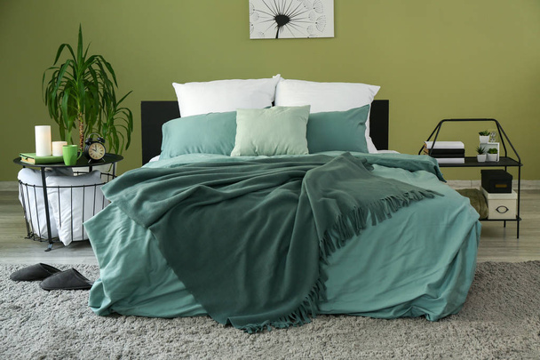 Grande cama confortável no interior elegante do quarto
 - Foto, Imagem