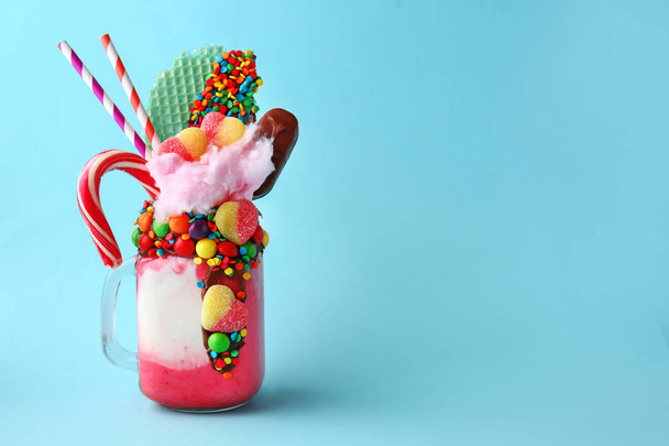 Вкусный уродский коктейль на цветном фоне
 - Фото, изображение