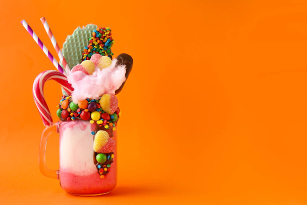 Renk arka plan üzerinde lezzetli Freak Shake - Fotoğraf, Görsel