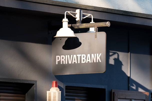 Πινακίδα που υποδεικνύει ιδιωτική τράπεζα - Φωτογραφία, εικόνα