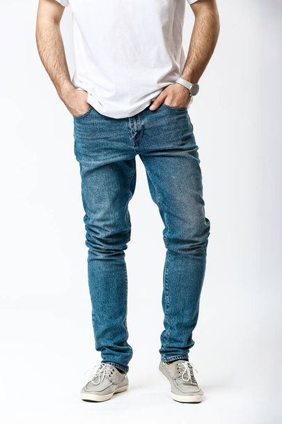 Joven con estilo en jeans sobre fondo blanco
 - Foto, Imagen