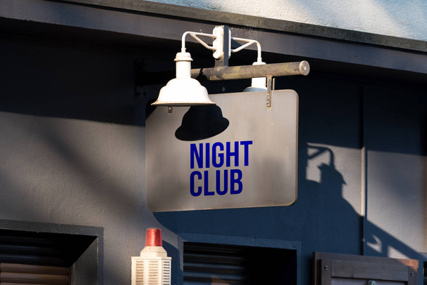 Un cartel que indica un club nocturno
 - Foto, imagen