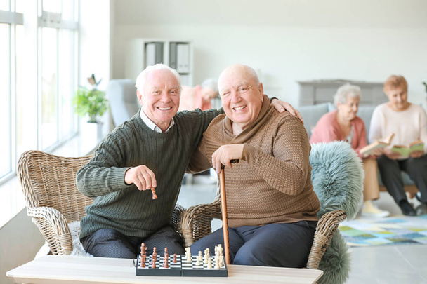 Senior mannen spelen Schaken in verpleeghuis - Foto, afbeelding