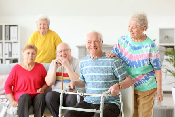 Gelukkige senior mensen in verpleeghuis - Foto, afbeelding