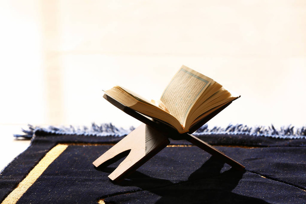 Rehal Koraani lattialla sisätiloissa
 - Valokuva, kuva