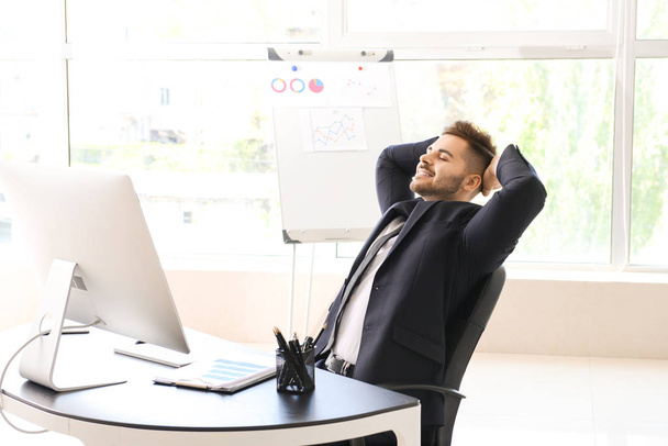 Knappe zakenman heeft pauze tijdens het werk in Office - Foto, afbeelding